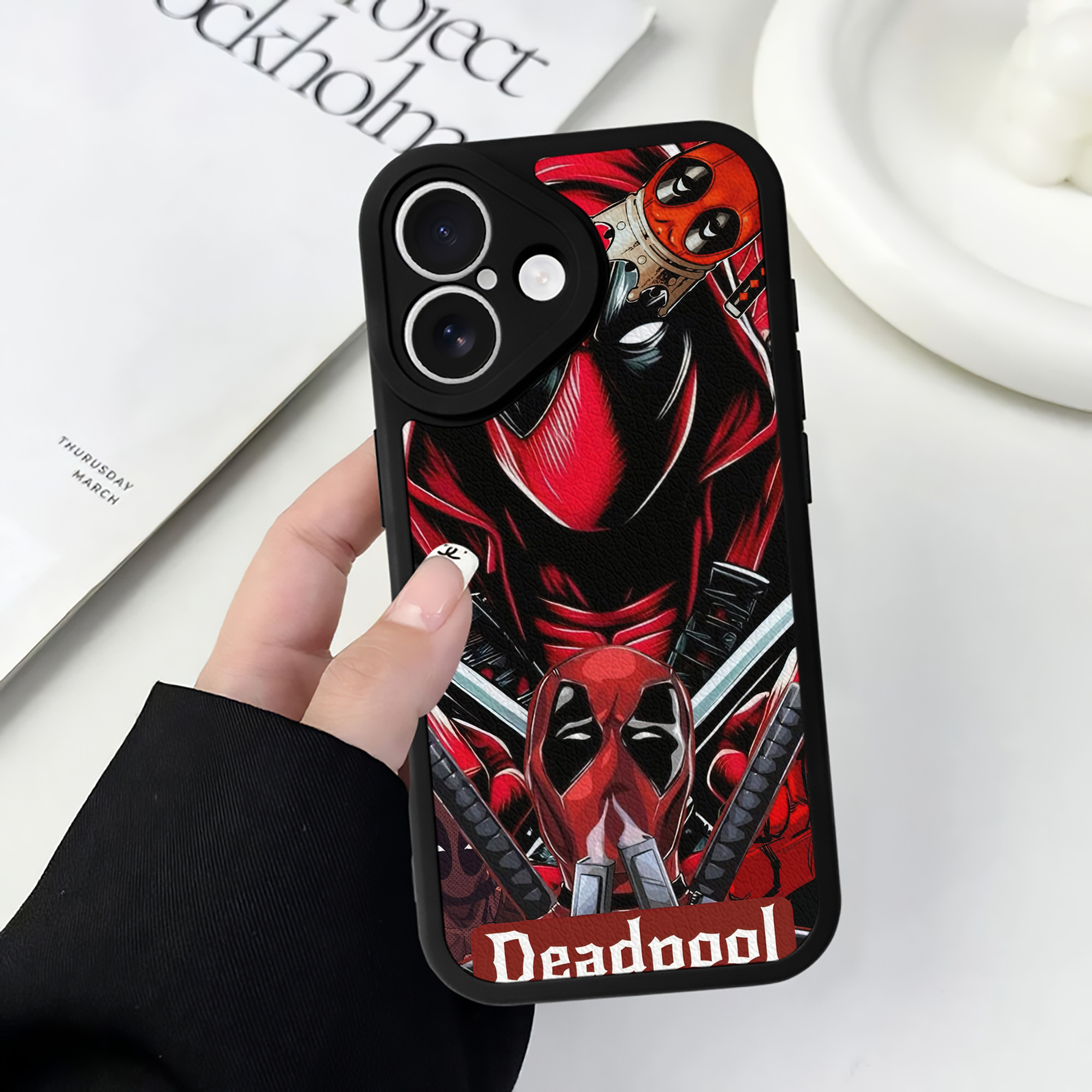 （画像用） Deadpool デッドプール 【iPhone 16シリーズ対応】シリコンスマホケース（レザー調） 材質：シリコン